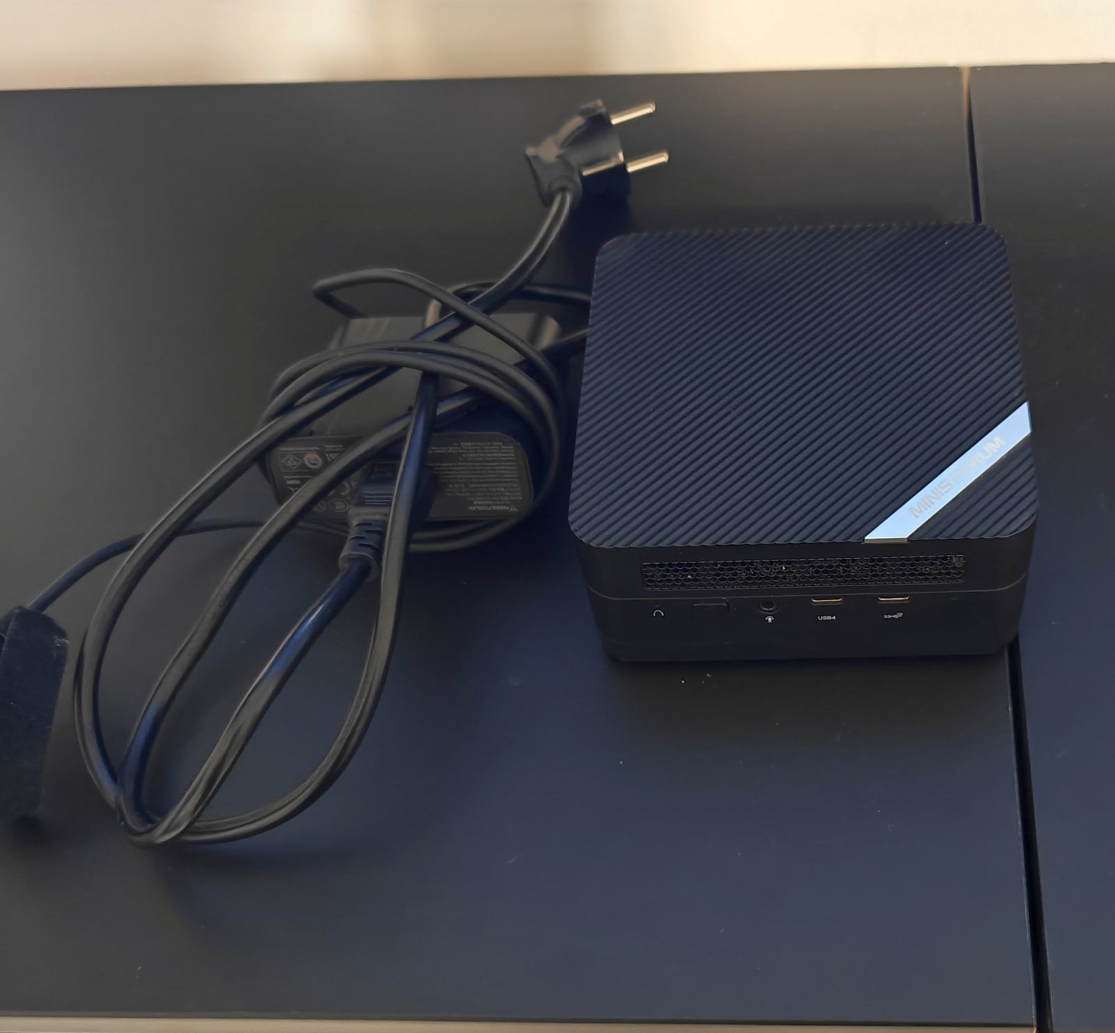 Minisforum UM690s mini računalo