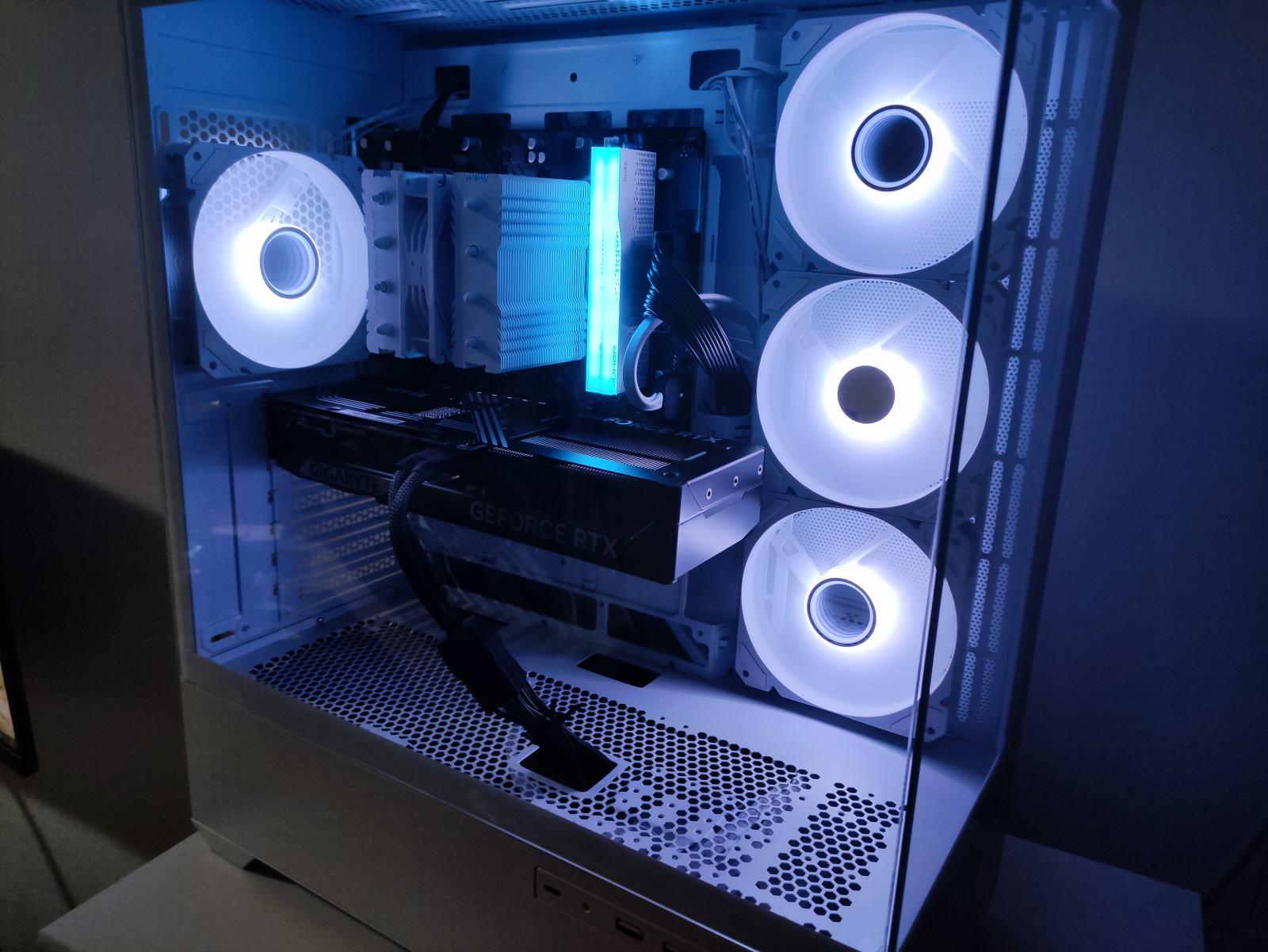 RYZEN 7800X3D RTX 5070 32 GB DDR5 TB GARANCIJA