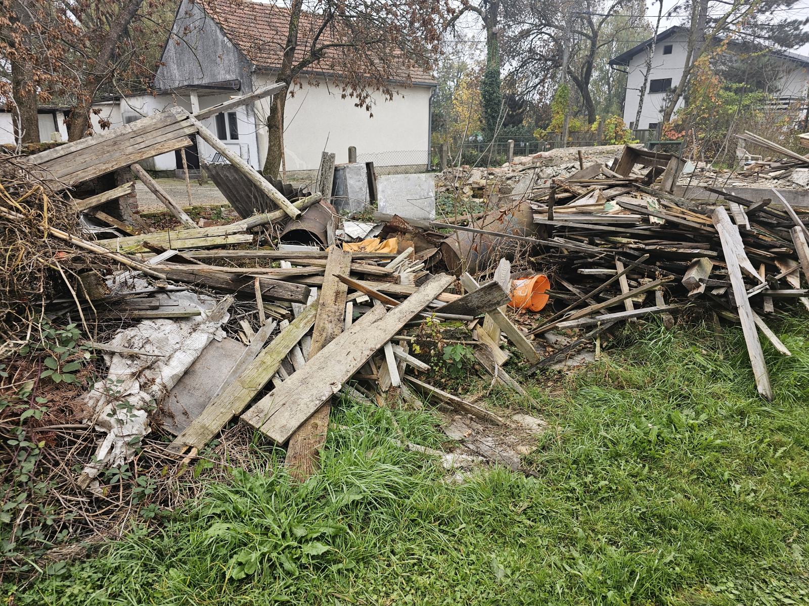 Stara gradja poklanjamo HITNO