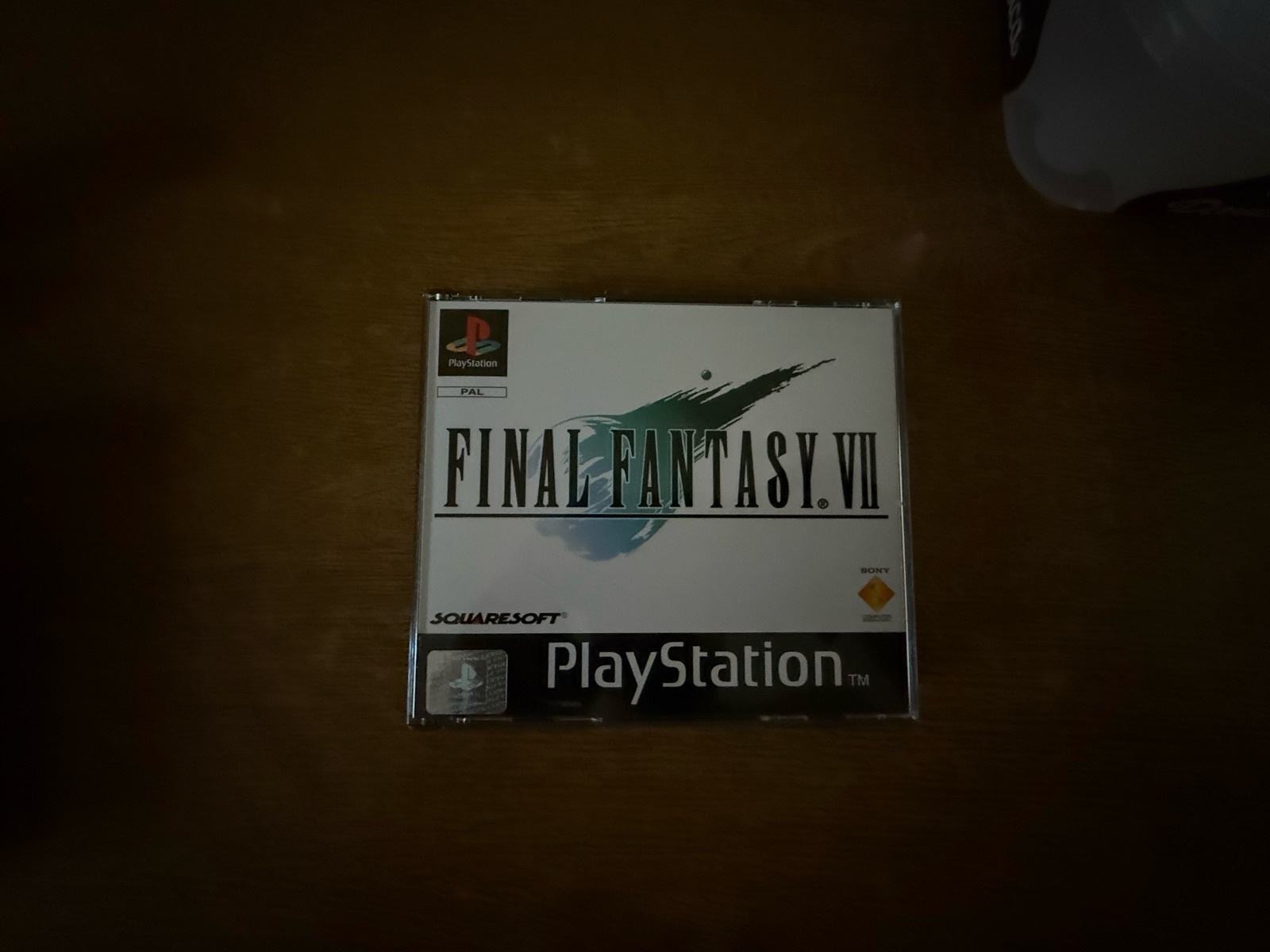 Final Fantasy VII Remake : découvrez la jaquette réversible sur PS4