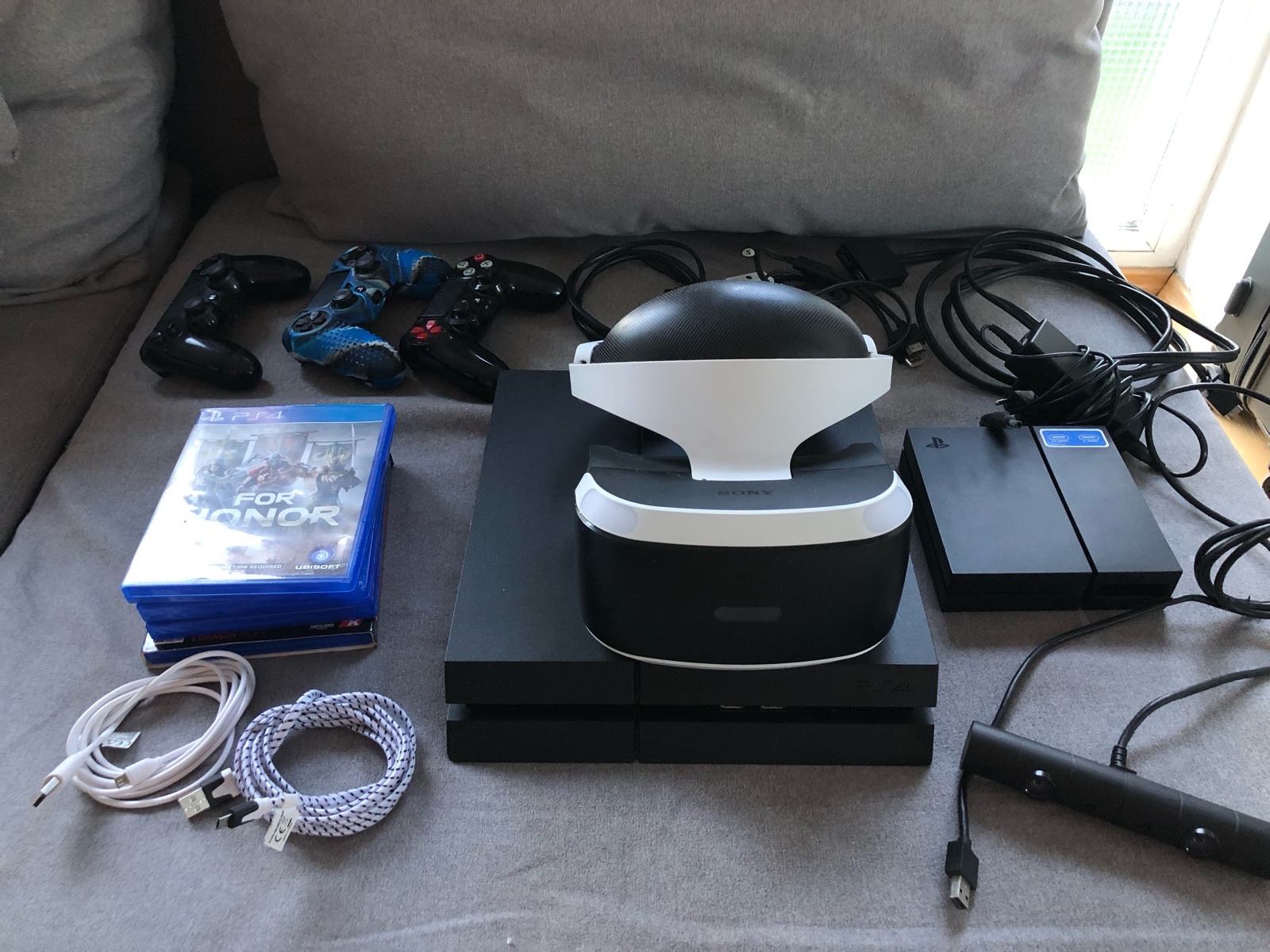 Playstation 4 1TB + playstation VR + 3 dualshock 4 joysticka