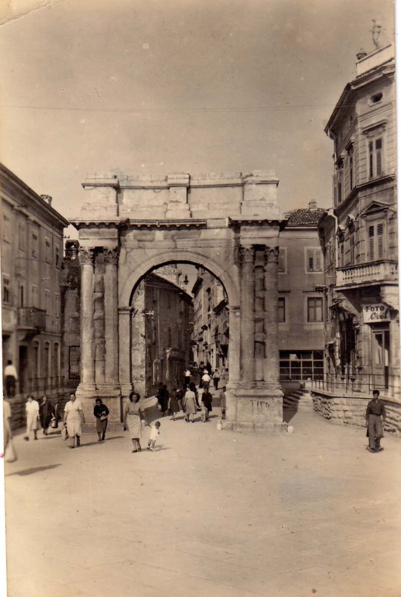 Pula Razglednice POLA PULA ISTRA HRVATSKA ZLATNA VRATA FOTOGRAFIJA .STARA RAZGLEDNICA