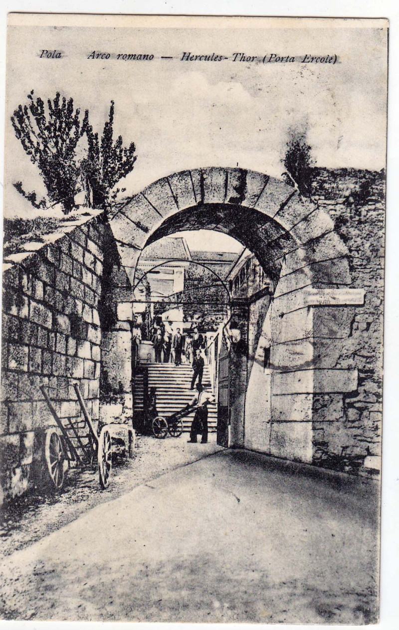 Pula Razglednice PULA POLA ISTRA ARCO ROMANO PORTA HRVATSKA, STARA RAZGLEDNICA PUTOVAL