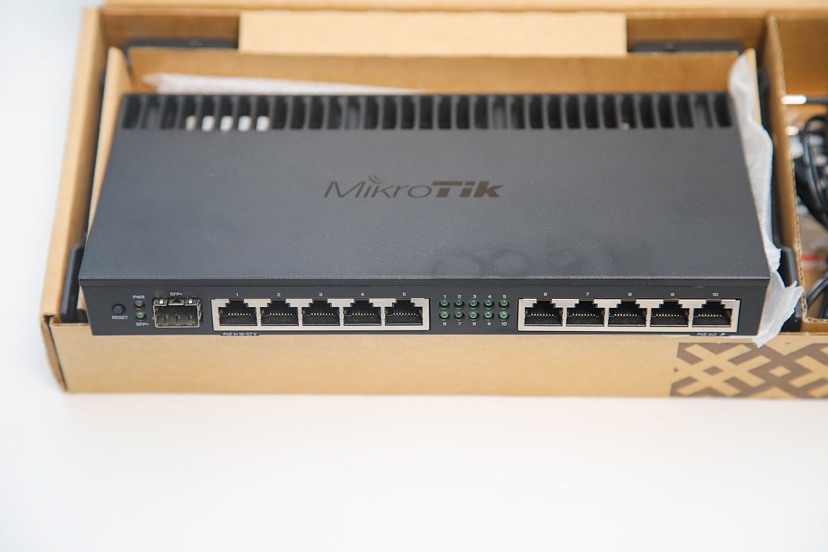 Microtic Rb4011 Mikrotik RB4011iGS+RM novi