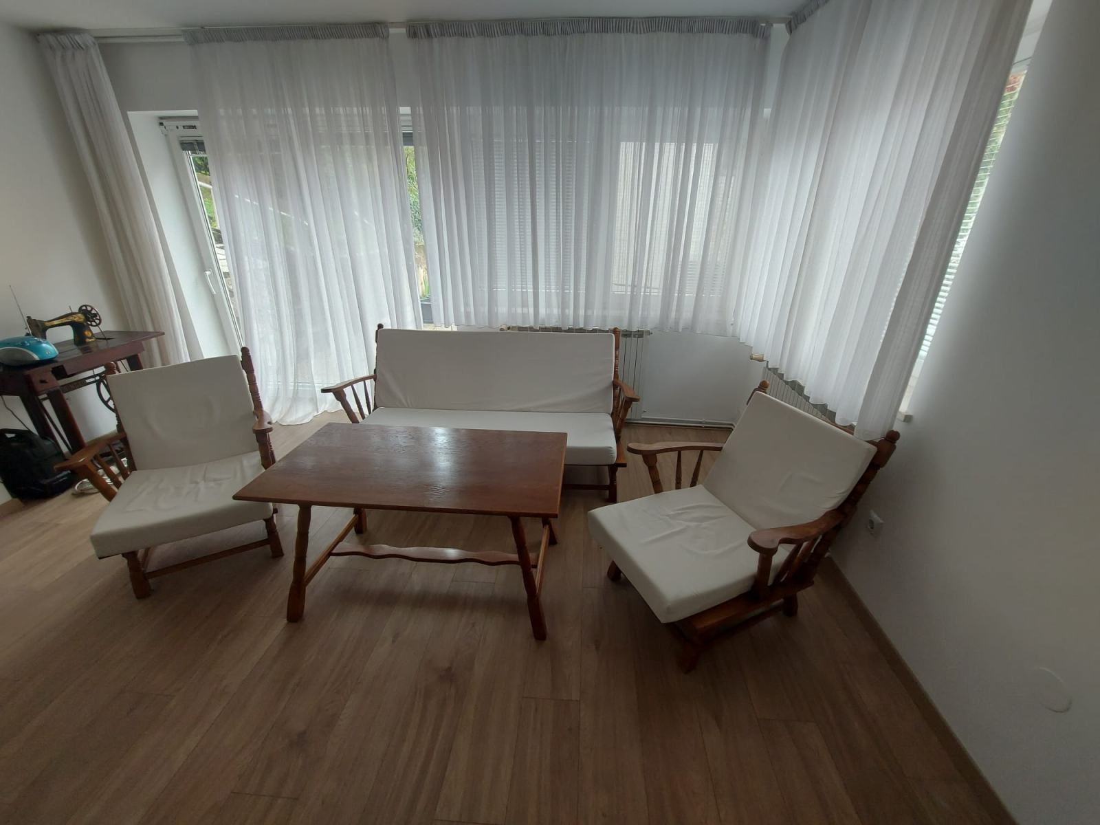 Drvena garnitura za sjedenje sa foteljama i stolom