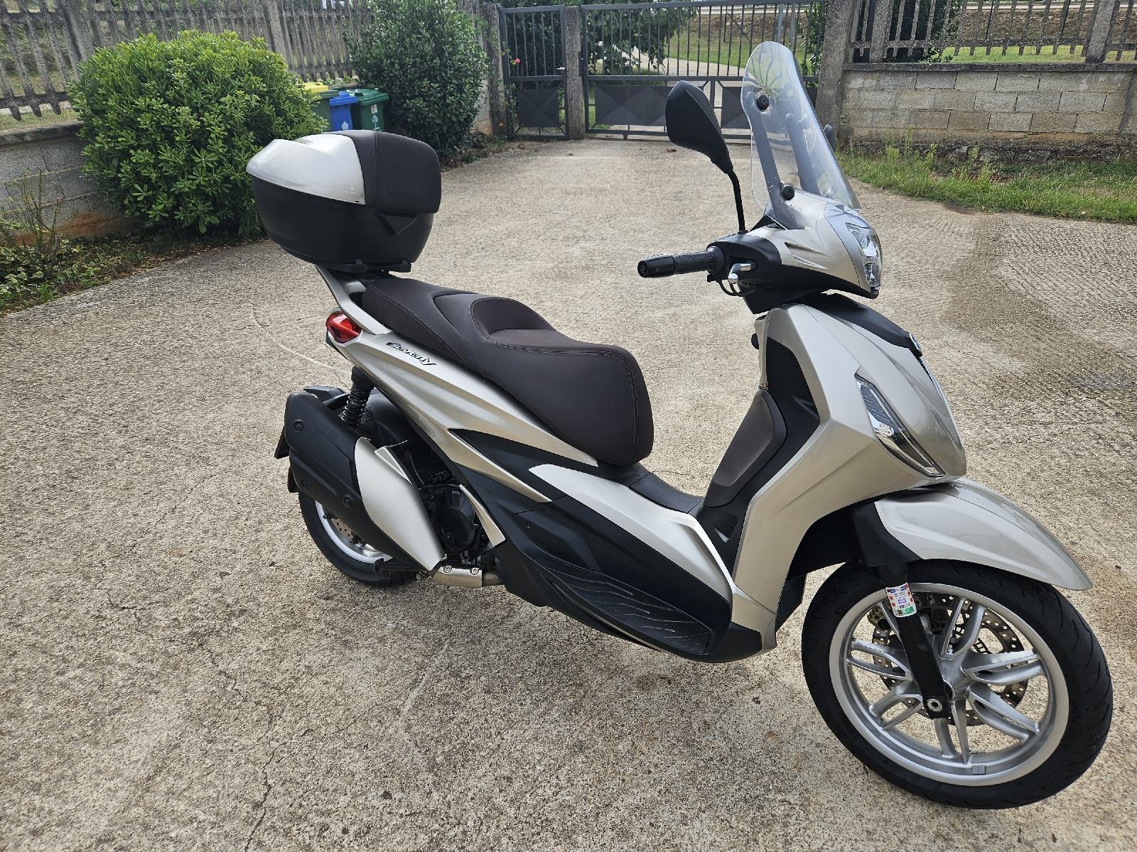 COMPATIBILE CON PIAGGIO BEVERLY 400 HPE 2021 21 COPRIGAMBE