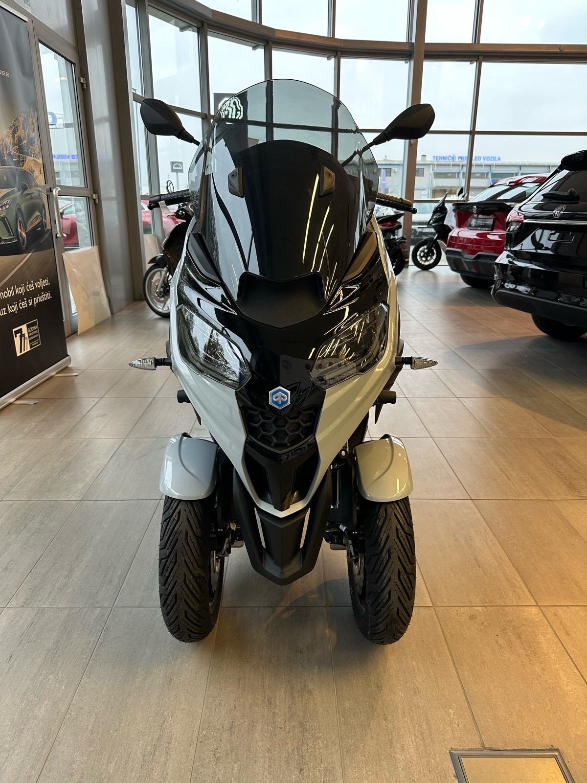 Piaggio MP3 310 SPORT HPE 310 cm3, 2024 god.