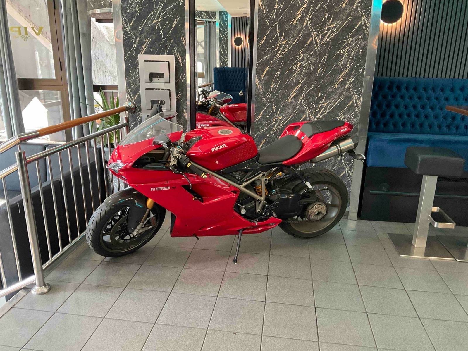 Ducati 1198 S 1198 cm3, 2009 god.