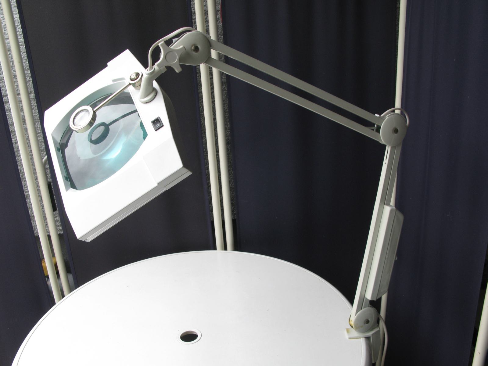 Profesionalna stolna Lampa sa povećalom 2x9W