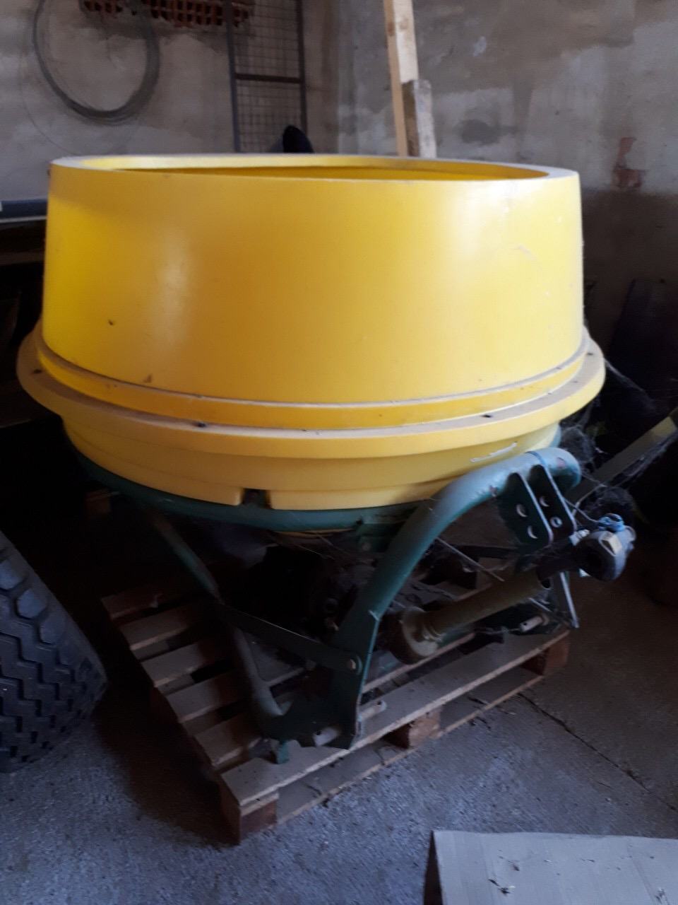 Rasipač Agrex 900litara