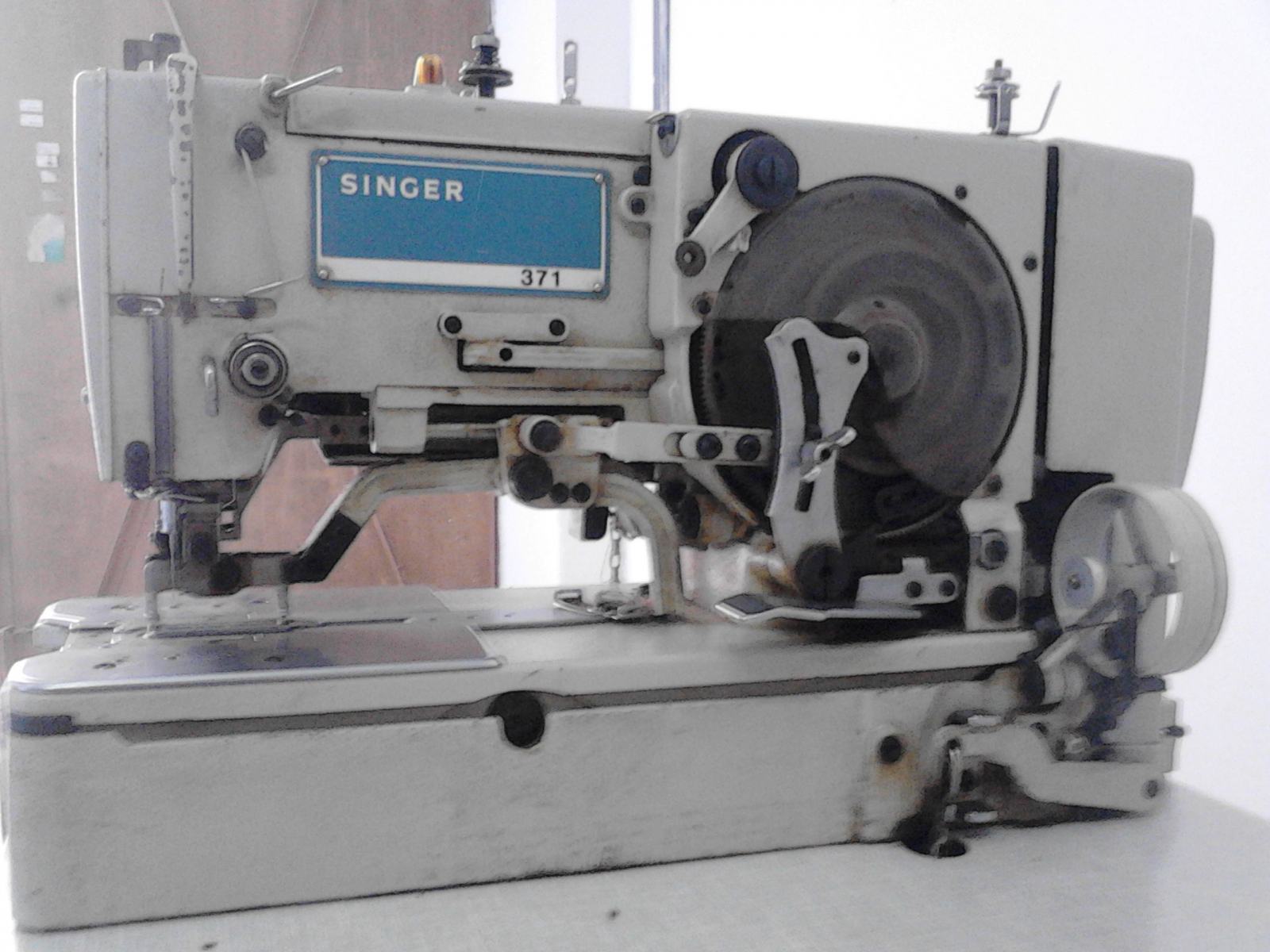 Šivaća mašina rupičarka ravna Singer 371