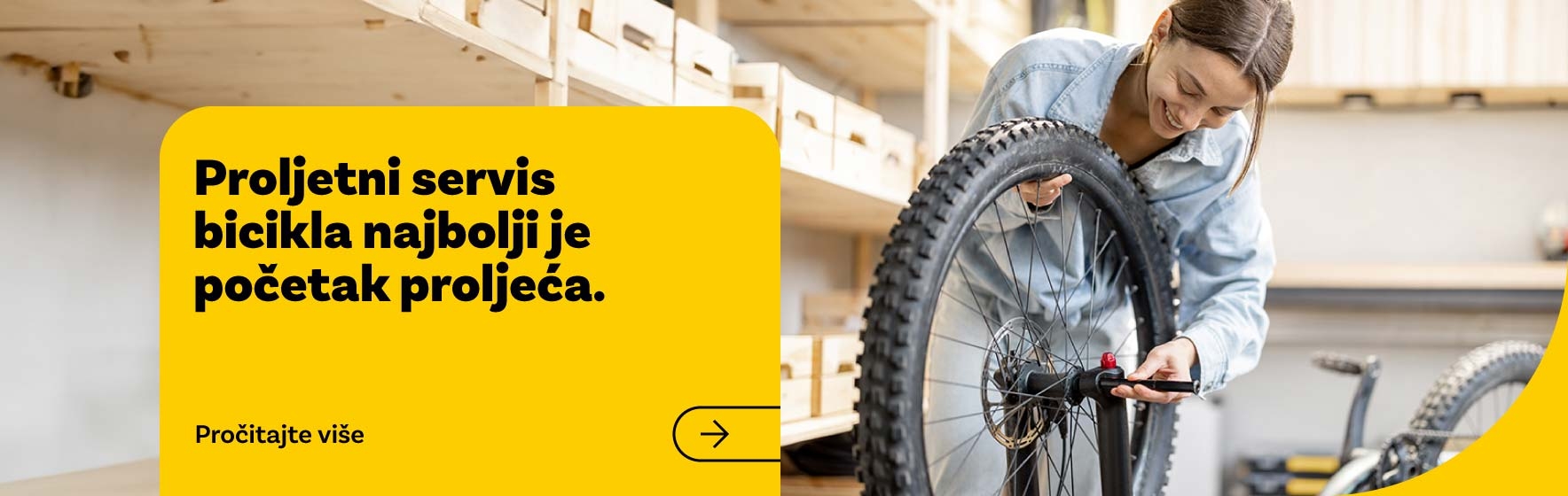 Djevojka provjerava ispravnost bicikla